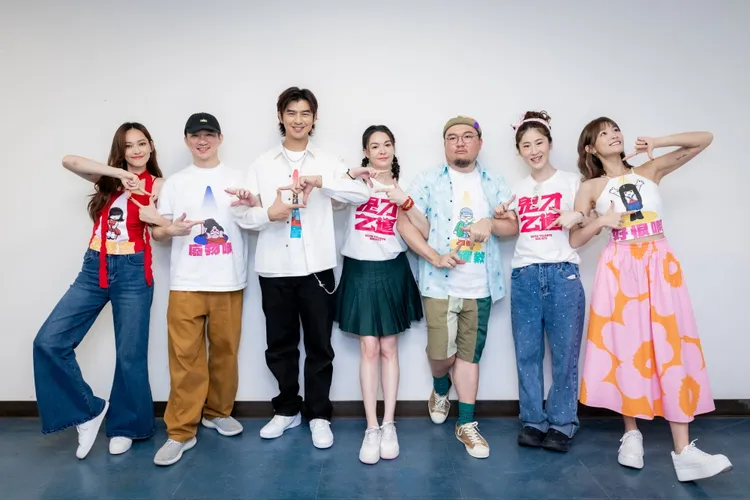 《鬼才之道》姚以緹（左起）、導演徐漢強、陳柏霖、張榕容、瘦瘦、百白、王淨合體出席戲院活動。牽猴子提供