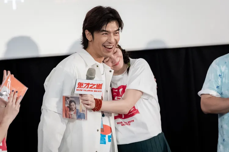 張榕容（右）曝《鬼才之道》演員們私下好交情。左為陳柏霖。牽猴子提供