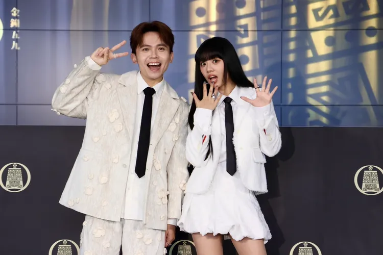 電視金鐘獎節目類典禮星光大道由黃豪平（左起）與木木主持。莊宗達攝