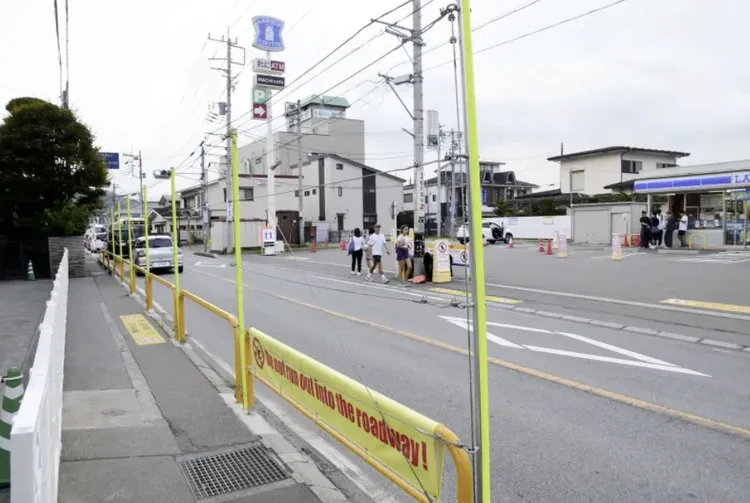 黑幕決定暫時不掛回去。翻攝自共同社