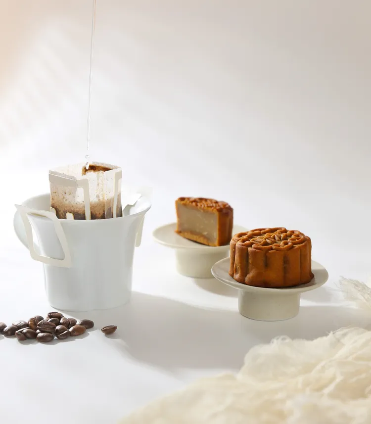 2024舊振南中秋禮盒「花好月圓」搭配「雨林聯盟」認證的耳掛咖啡。業者提供