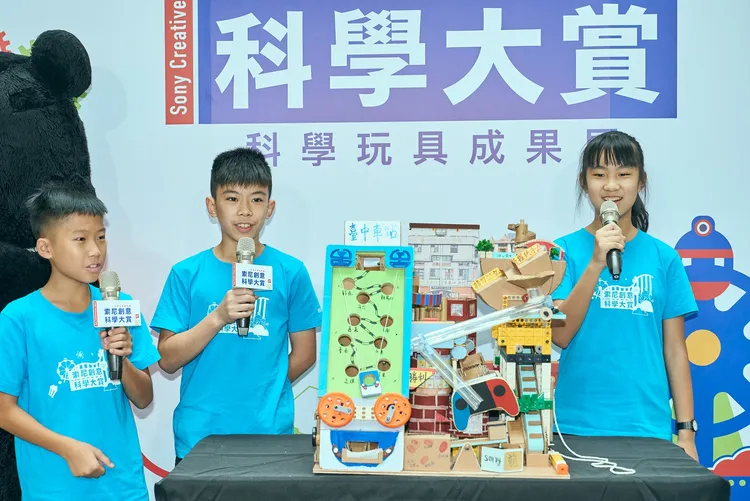 國立台中教育大學附設實驗小學「龍心大悅」以九族文化村遊樂設施作為發想，將海盜船、雲霄飛車等遊樂設施結合台中景點，成功摘下第12屆索尼創意科學大賞年度冠軍。索尼提供。