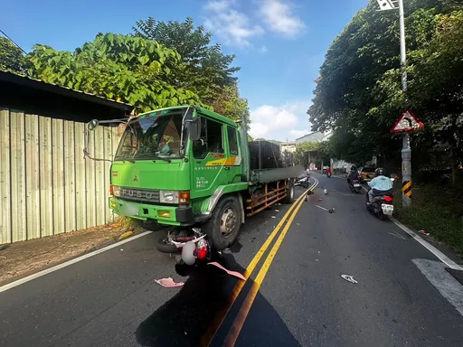 新北男騎士五股山路過彎跨雙黃線 迎面撞大貨車卡車底慘斷腿