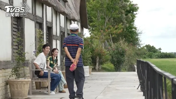 路人阿伯路過，助攻張瑞夫與曹芯瑜。TVBS提供