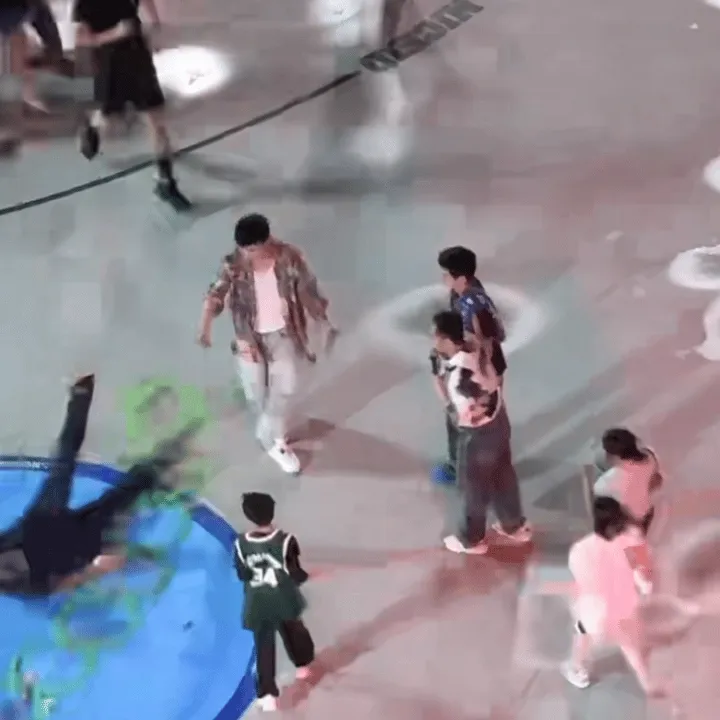 王鶴棣想扶起跌倒的男子，但被人群緊緊包圍無法出手，甚至有女粉趁機抱住他的手臂。翻攝陌上蔷薇1411微博