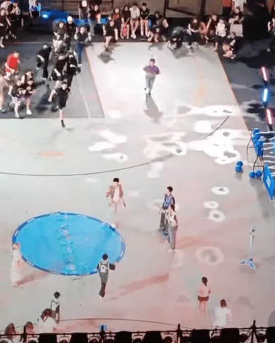 群眾一擁而上包圍王鶴棣，宛如蝗蟲過境。翻攝會火微博