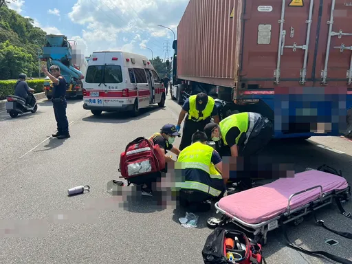汐止死亡車禍!騎士追撞臨停貨櫃車 頭部重創送醫不治
