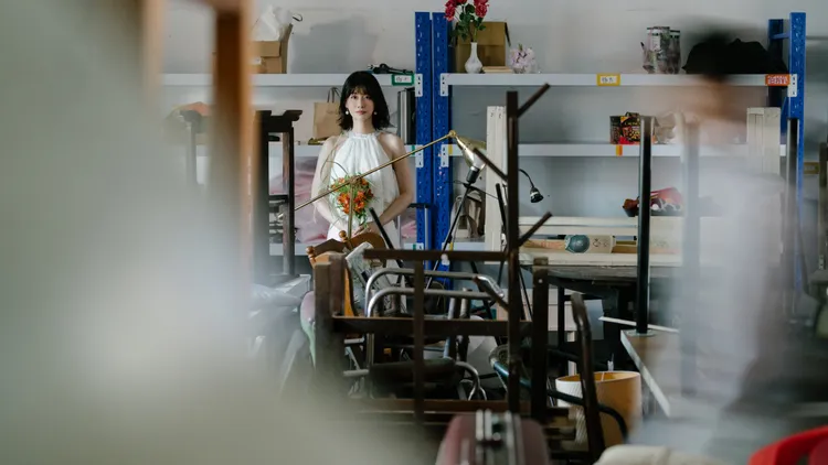 朱芷瑩回到北藝大母校拍婚紗照，特別有感覺。