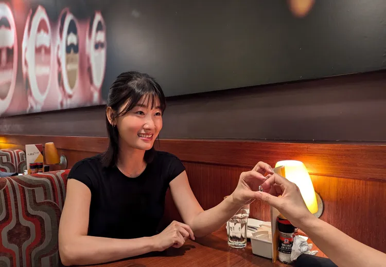 朱芷瑩聊到一半突然從口袋撈出婚戒。天祥樂提供