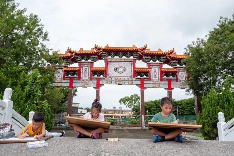 學子孔廟前作畫。民政局提供