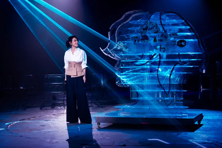 劉若英穿著鑽飾馬甲飛行裝亮相。相信音樂提供