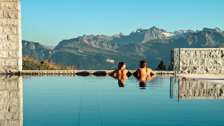 前往瑞吉卡爾巴德水療中心，在礦泉浴中享受純粹的放鬆時光。業者提供