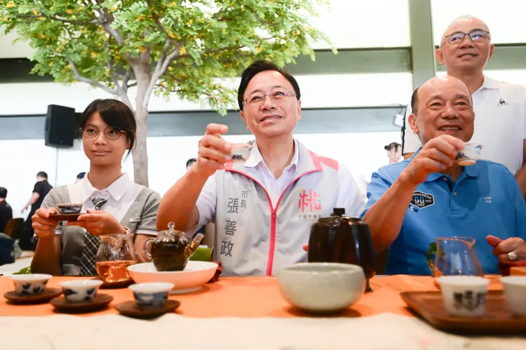 張善政表示，市府持續輔導茶農投入智慧農耕。桃園市府提供