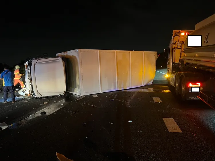 大貨車撞上不明聯結車後=力遭大客車撞翻。民眾提供