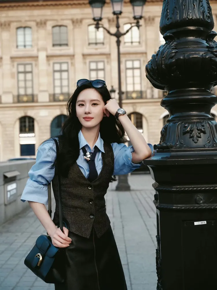 劉詩詩搭配DELVAUX在巴黎街頭曬出高顏值。翻攝詩詩的小板報微博