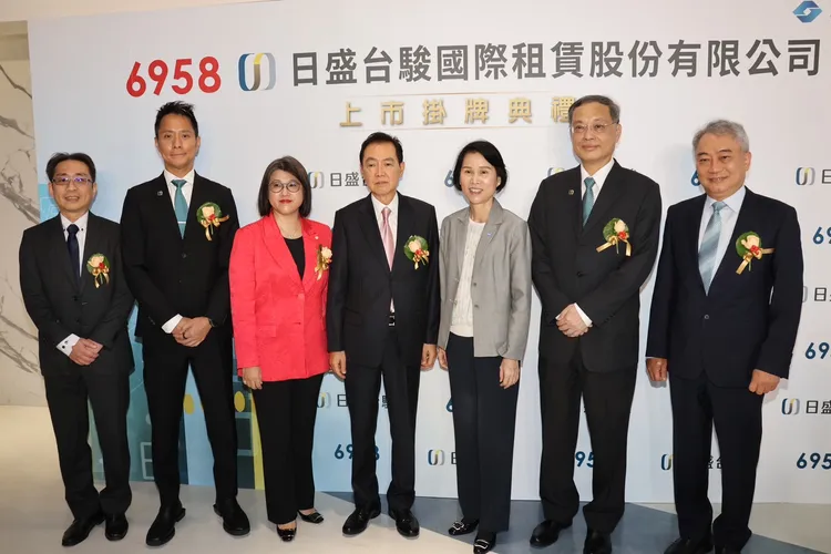 日盛台駿國際租賃今在證交所舉辦上市掛牌典禮，兩大股東王道銀行董事長駱怡君，以及多年未公開現身的日盛企業總裁陳國和一起出席。莊宗達攝