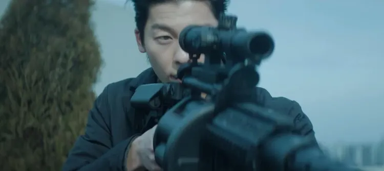 許光漢20日入伍，將在成功嶺受訓21天。圖為許光漢在電影中擔任槍手。翻攝xplusu.series的IG