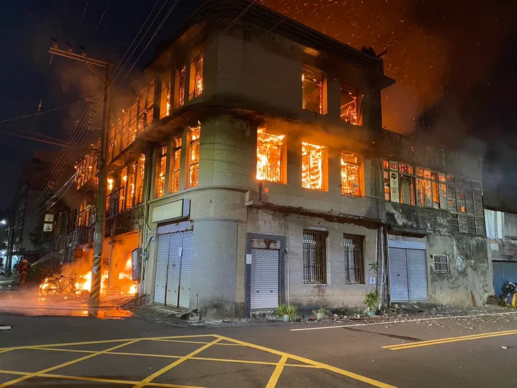 警消到場時榮昌戲院已經陷入火海，出動22車45人灌救，早上將火勢完全撲滅。民眾提供