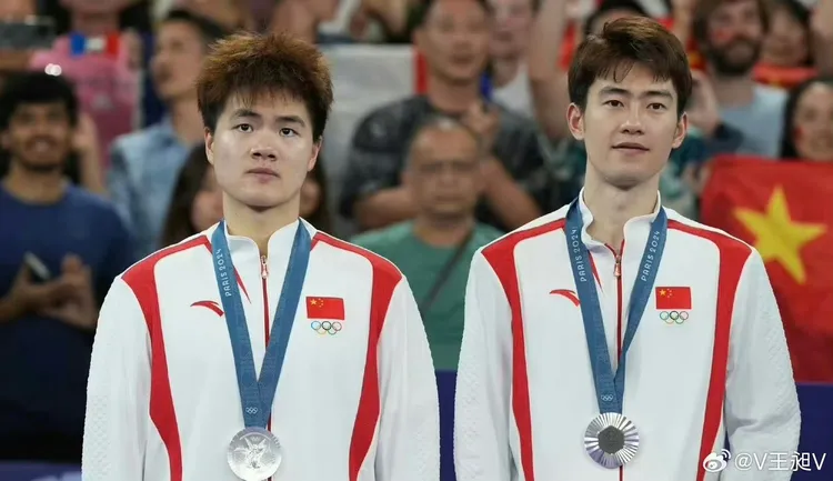 梁偉鏗（左）、王昶（右）長相意外引起討論。翻攝王昶微博