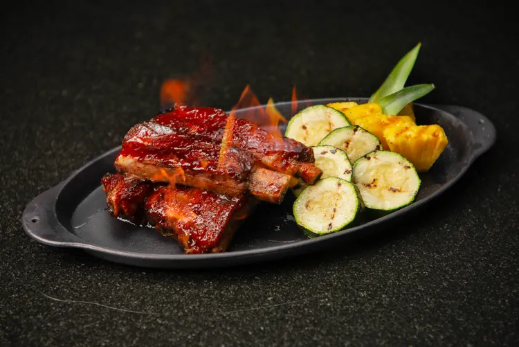 PAVO餐酒館期間內用消費滿額，可領券兌換「火烤蜜汁豬肋排」。漢來美食提供