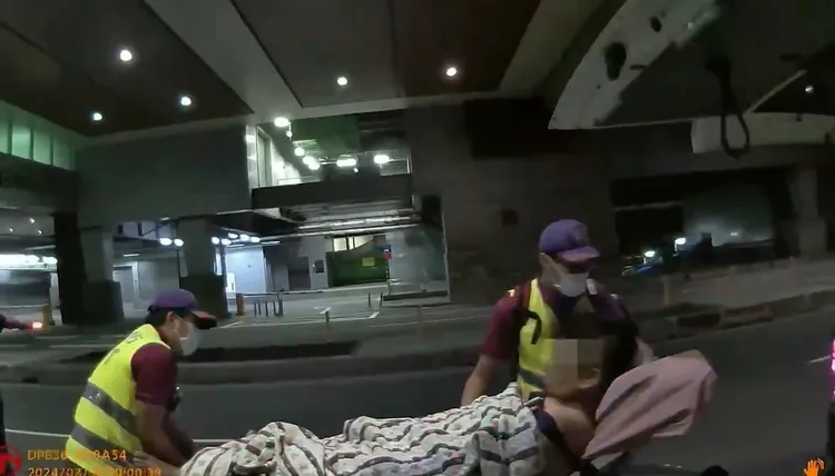 男子遭強制送醫。警方提供