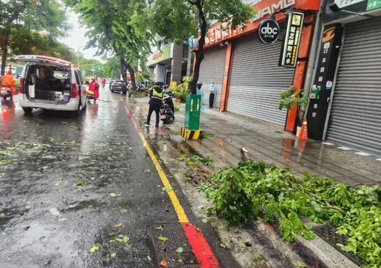 9日清晨開始南部地區下起大雨，今天８時許上班時間，鼓山區中華一路路樹枝幹掉落，2名騎士被砸中。翻攝照片