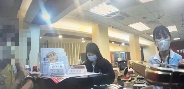 員警向詐騙人員回撥電話，紀女驚覺受騙。警方提供