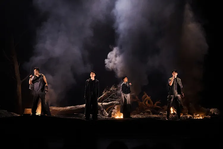 李克勤（右二）帶領沈震軒（左起）、秦昊、嚴屹寬演唱《人是_》。翻攝披荊斬棘微博