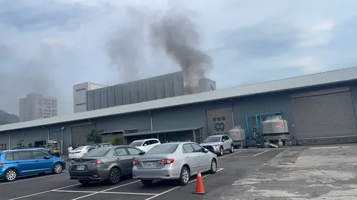 疑鋰電池實驗失敗!基隆工廠突竄大量黑濃煙 警消籲住戶關緊門窗
