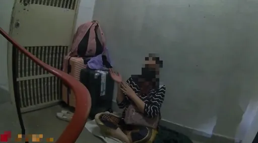 有隱情！三重婦人睡公寓樓梯間　身旁放一堆行李　