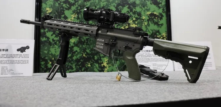 國造XT112戰鬥步槍，裝設雷射瞄準鏡。李俊毅攝2