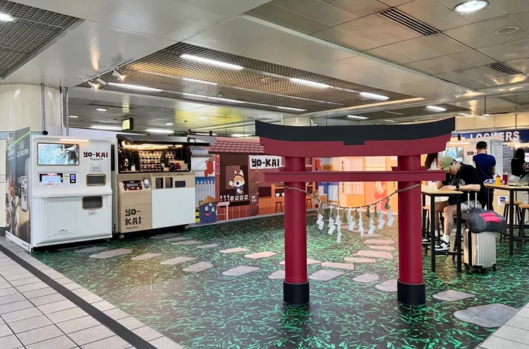 捷運西門站大廳有拉麵及手搖飲的無人自助販賣機。台北捷運公司提供