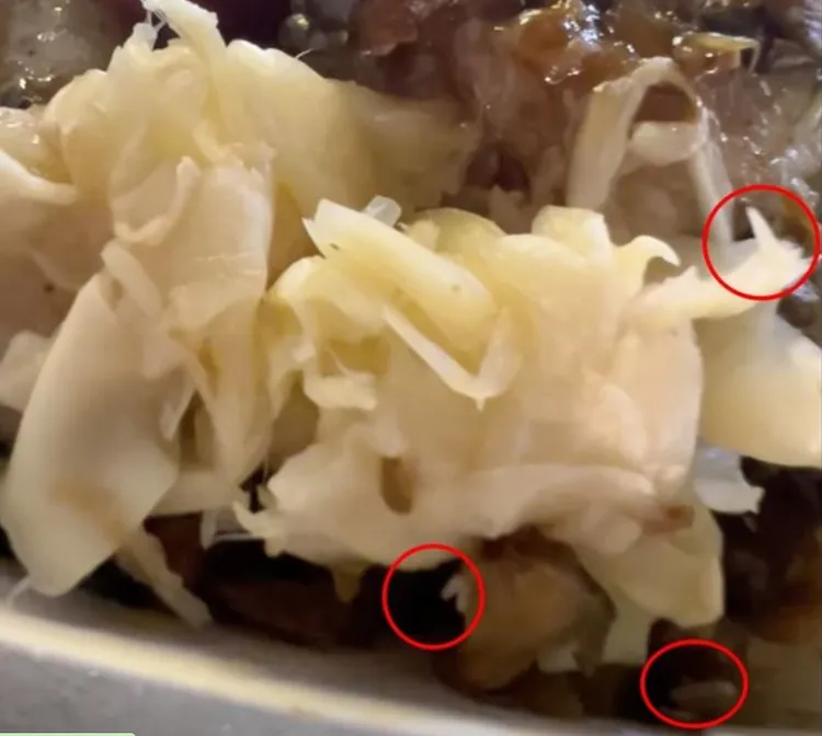 大腸包小腸中竟然「加料」，有活生生的蛆蟲蠕動，嚇壞民眾。翻攝照片
