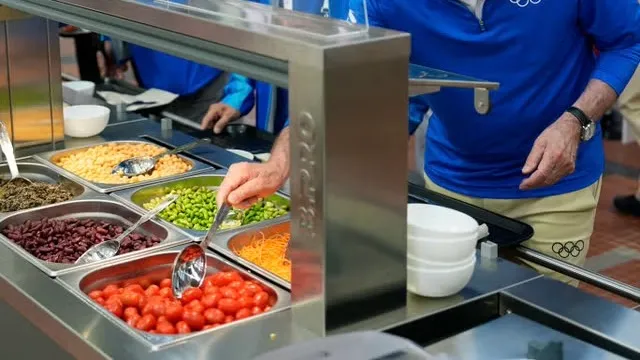 在選手村每日供給的各國料理中，有一半都是低碳排的素食。翻攝自Delish