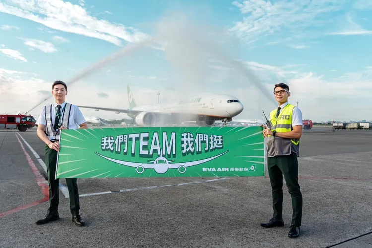 航班抵達桃園機場時，以「水門禮」、高舉「我們TEAM 我們挺」布條迎接所有中華隊選手。長榮航空提供