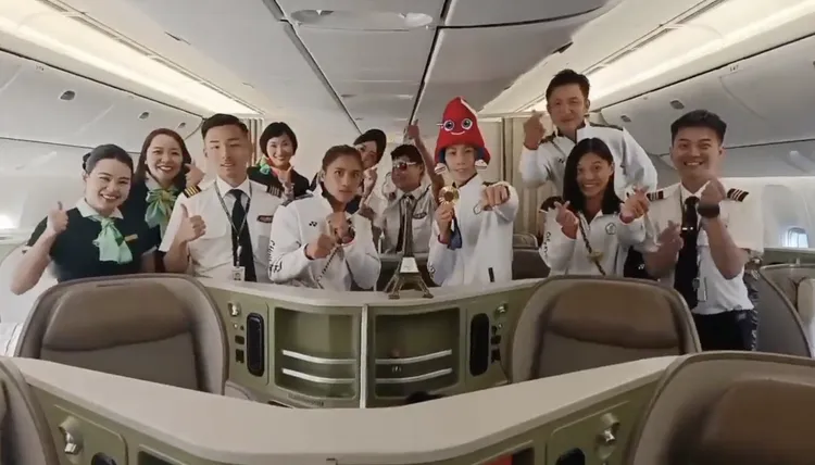 林郁婷頭戴「奧運吉祥物帽」和空服員玩自拍。長榮航空提供