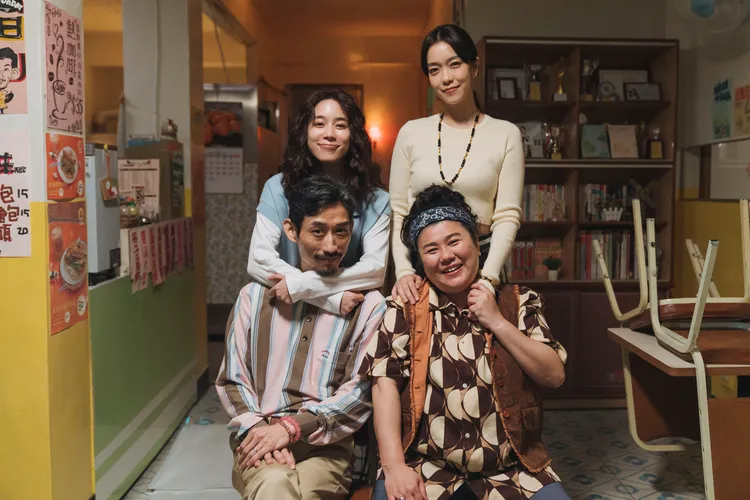 温貞菱（後排左）、李霈瑜(後排右)、陳竹昇(前排左)、林美秀(前排右)在八大《妳是我的姐妹》飾演一家人。八大提供