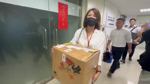 檢調搜「台玻大樓」柯文哲辦公室2小時 帶走2台主機1箱證物