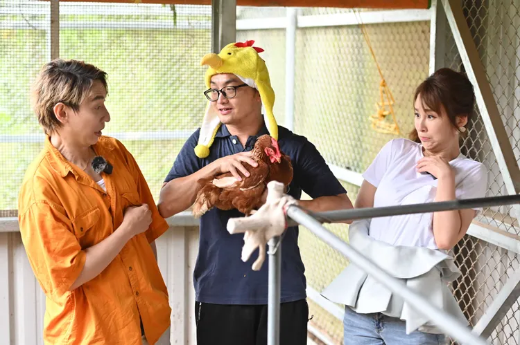 「國民藍帶主廚」黃迺恆（左起）、朝露學員雞爸爸、張齡予談朝露農場的學員以「減害療法」走在復元路上，學習如何與自然、同儕、鄰里友善共處予。露德協會提供