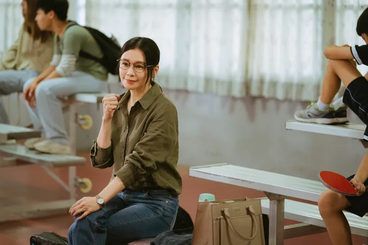 徐若瑄飾演黃軒母親。華納兄弟提供