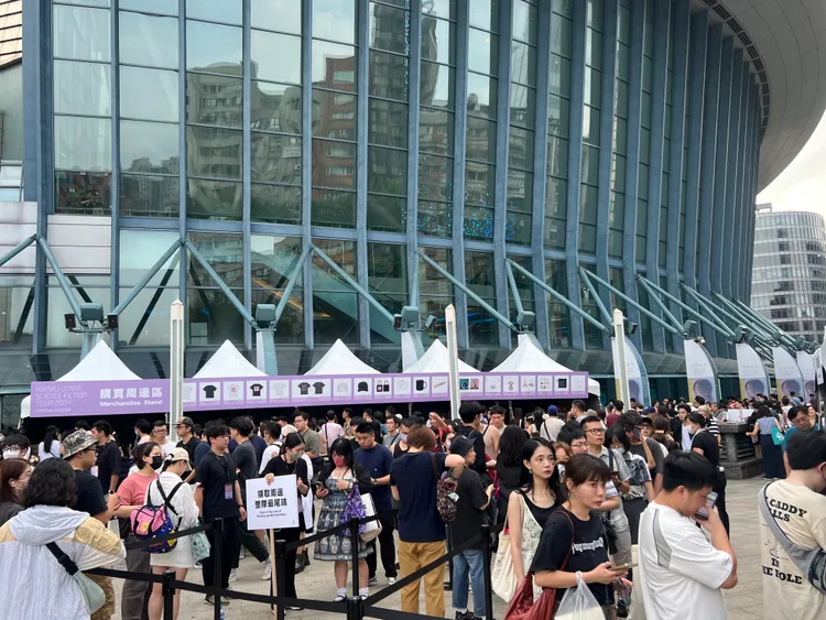 粉絲排隊買宇多田光周邊商品。陳薇安攝