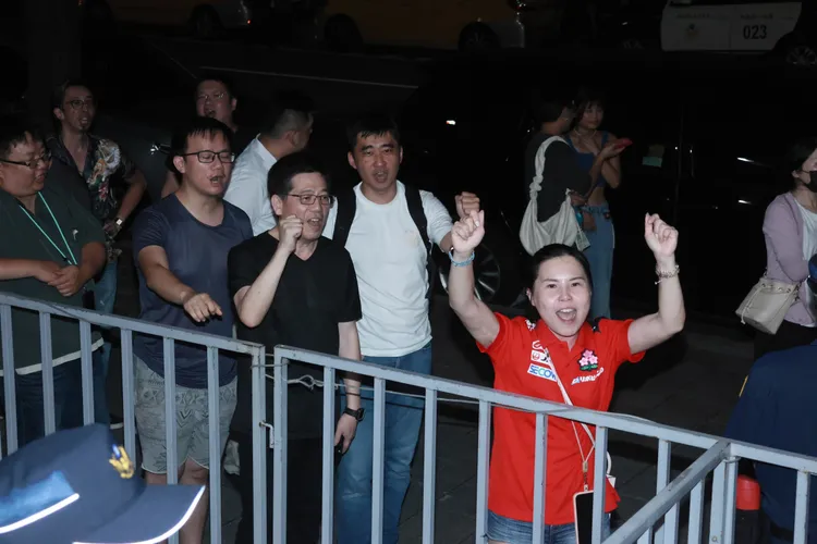 民眾黨前秘書長謝立功（黑衣）與支持者到北檢外聲援柯文哲。彭欣偉攝