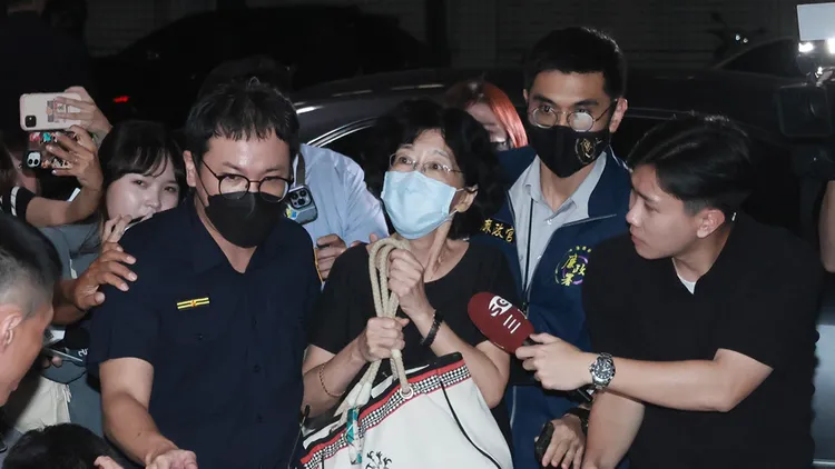 陳佩琪晚間被廉政官帶到北檢複訊。彭欣偉攝