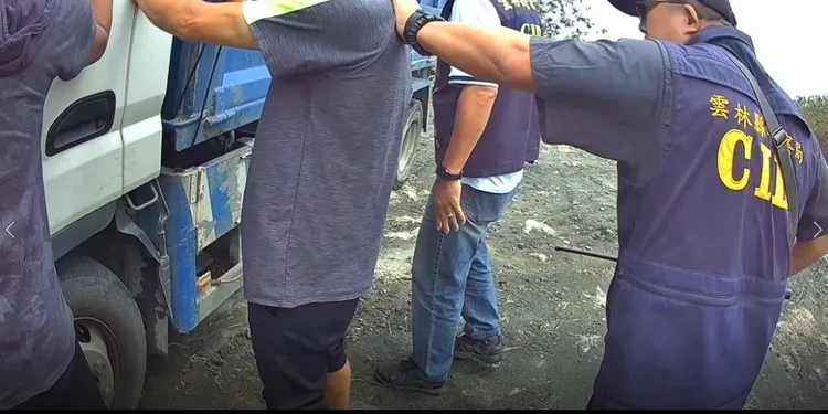 檢警今年4月9日執行第一波查緝，當場查獲蔡姓司機及擔任助手的胡姓失聯移工。民眾提供