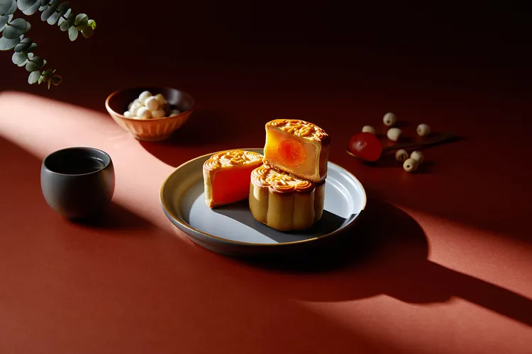 福容月餅禮盒御選蓮蓉蛋黃，鹹甜交融，經典搭配讓人一試難忘。業者提供