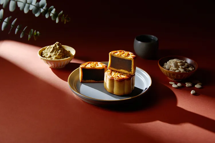 福容月餅禮盒秘製炭焙烏龍，內餡以白豆沙與阿里山烏龍茶葉精心製作。業者提供