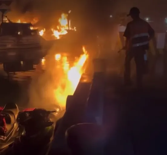 澎湖七美漁港陷火海，除了消防隊，駐守在港區的海巡艇及島上民眾都加入救火。翻攝HO PI Wen所攝影片