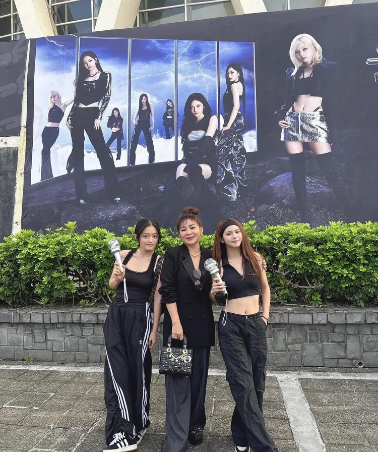 王彩樺（中）帶2個女兒追aespa。翻攝王彩樺IG