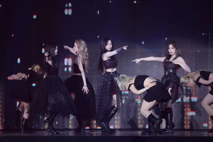 Karina（右二）、Winter（左二）唱到一半互相搔癢，甜翻CP粉。攝影中心攝