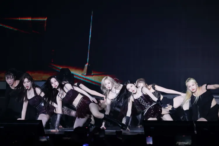 aespa趴在地上性感熱舞。攝影中心攝